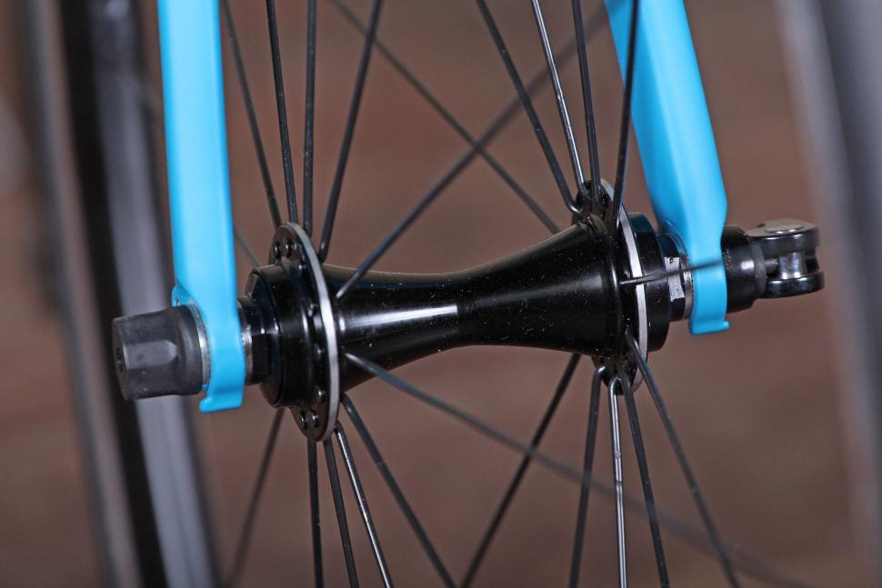 Giant Contend SL - front hub.jpg