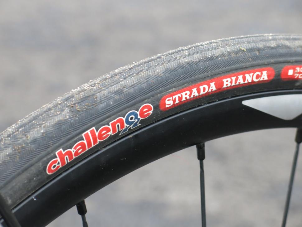 http://road.cc/sites/default/files/styles/main_width/public/images/Products/Challenge%20Strada%20Bianca%20tyre.jpg?itok=95vhNdzR