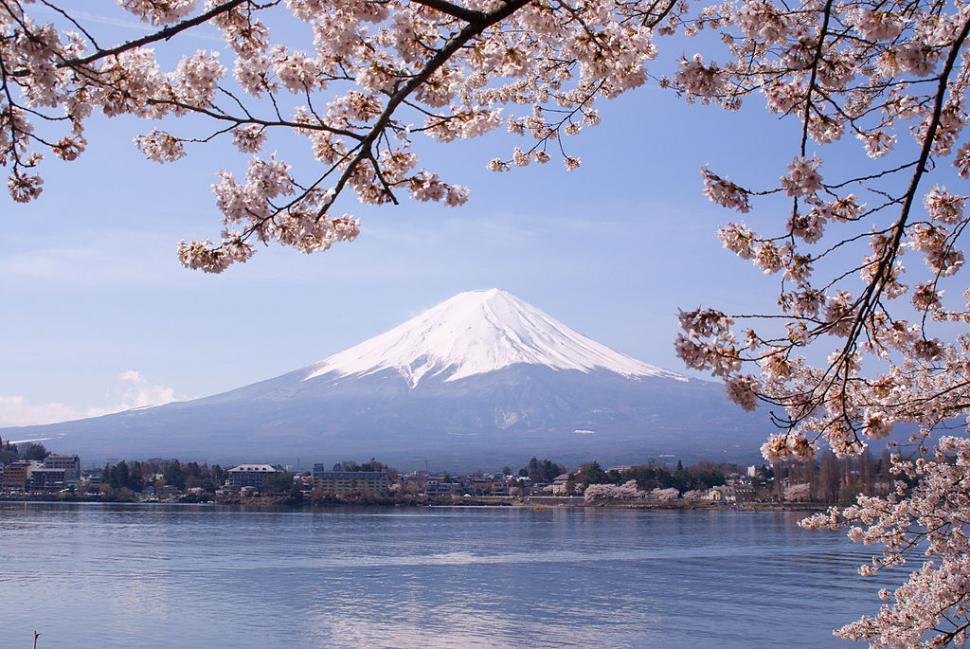 Mount Fuji and Lake Kawaguchi (licensed CC BY 3.0 on Wikimedia by Midori).JPG