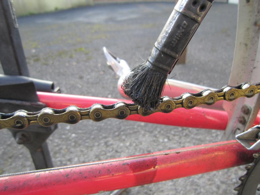 cleaning road bike chain