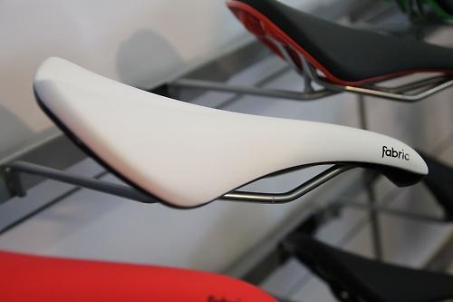 charge scoop saddle