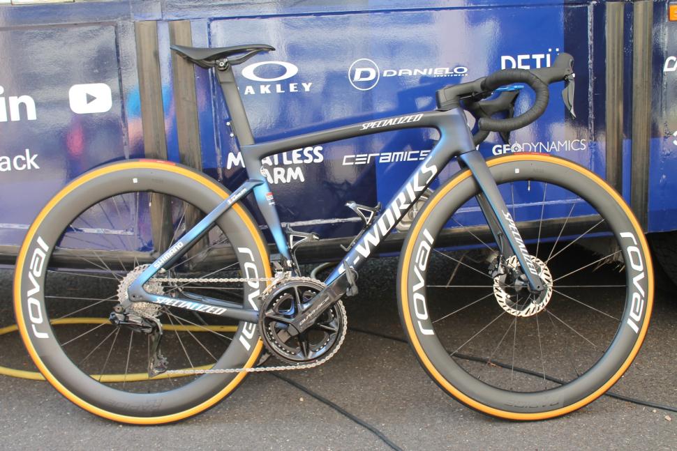 Julian Alaphilippe's Specialized Tarmac SL7 has alloy bars, a normal ...