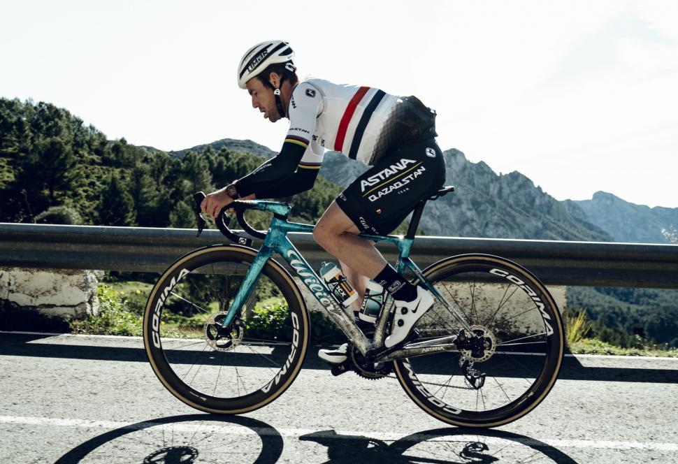 Check out Mark Cavendish's new Wilier Filante… and his mysterious Nike shoes – Giant bikes to your door, new huge Poc shades, a brutal Dragons' Den rejection + more | road.cc