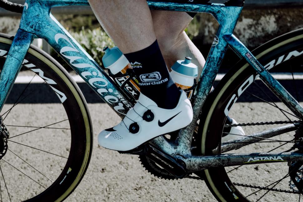 Check out Mark Cavendish's new Wilier Filante… and mysterious Nike shoes – plus Giant bikes to door, new huge Poc shades, a Dragons' Den rejection + more | road.cc