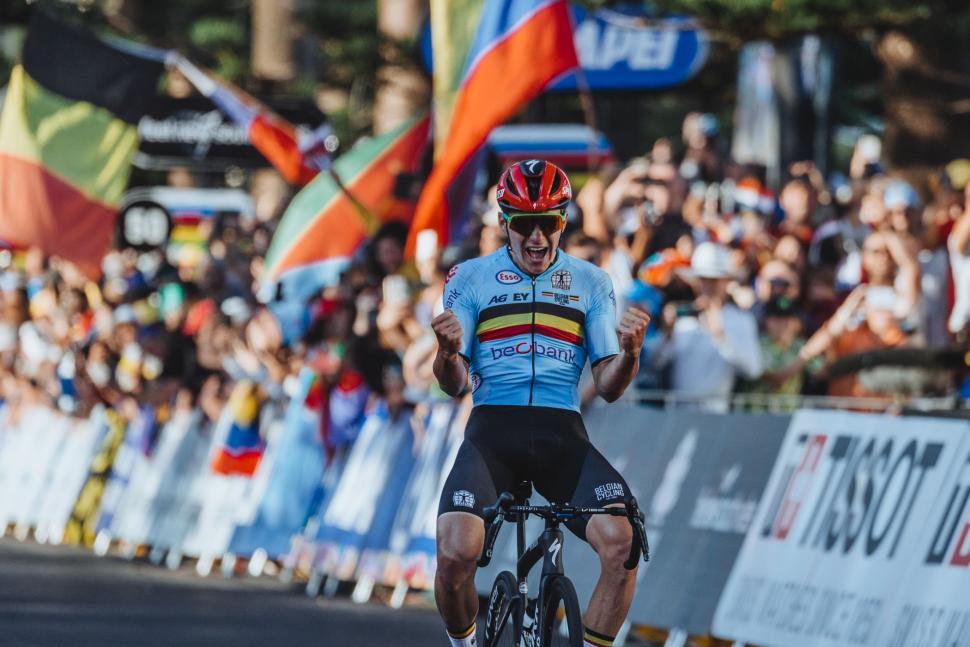 Remco Evenepoel wins 2022 World Championships in Wollongong (@cauldphoto/Specialized)