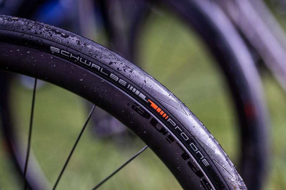 schwalbe pro one tubeless tire