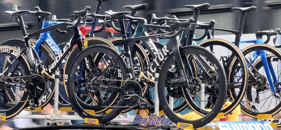 2023 Glasgow world champs mens elite road race team car bikes factor