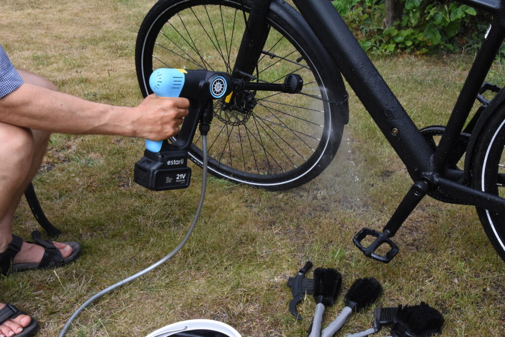 Estarli pressure washer in action