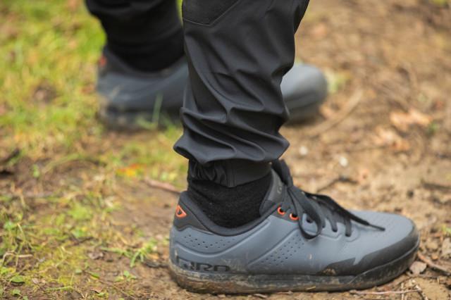 2021 Altura Ridge Tier Men's Waterproof Trouser 002.jpg