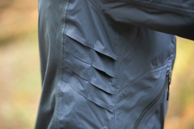 2021 Altura Ridge Waterproof Women's Jacket 001.jpg
