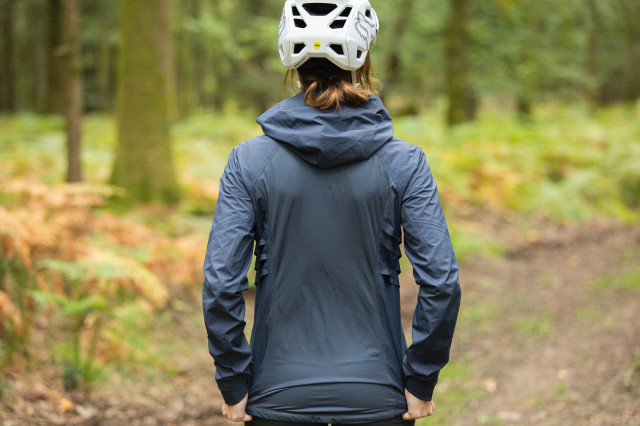 2021 Altura Ridge Waterproof Women's Jacket 003.jpg