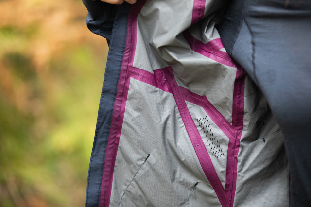 2021 Altura Ridge Waterproof Women's Jacket 004.jpg