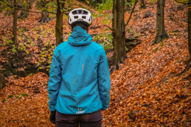 2021 Leatt DBX 2.0 women's jacket-3.jpg