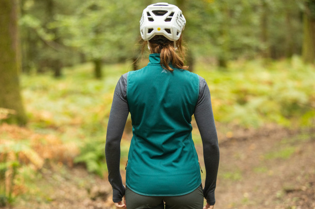 2021 altura Escalade Women's Softshell Gilet 002.jpg