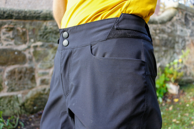 2022 Gore C5 Women's shorts-waist pocket.jpg
