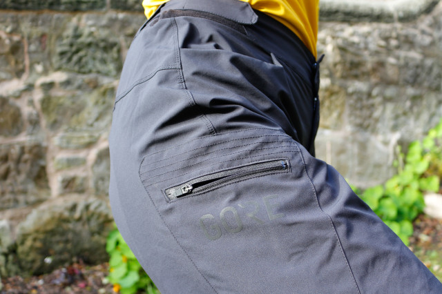 2022 Gore C5 Women's shorts-side pocket.jpg