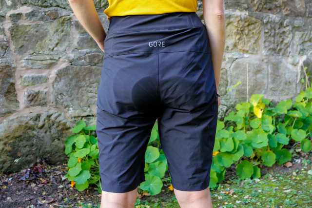 2022 Gore C5 Women's shorts-back.jpg