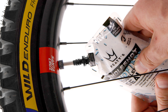 2022 peaty's Holeshot Trailpouch On Valve.JPG