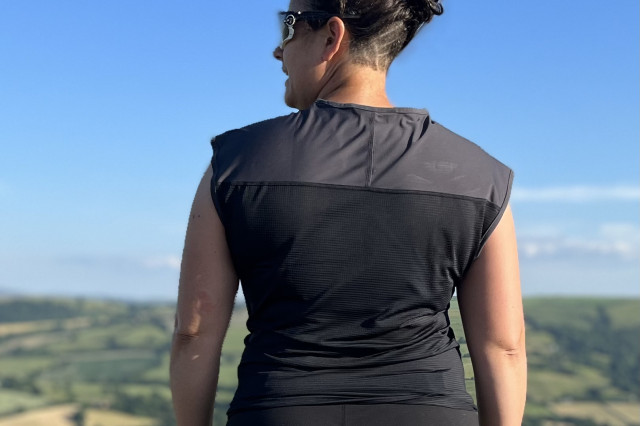 2022 rapha women's trail tank rear.jpg