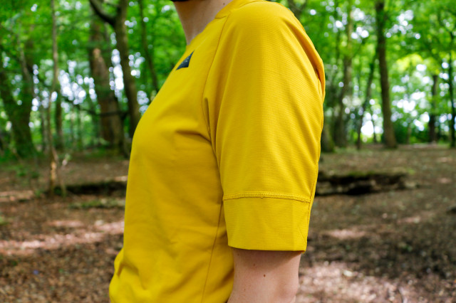 Gore women's trail KPR jersey SS-sleeve.jpg