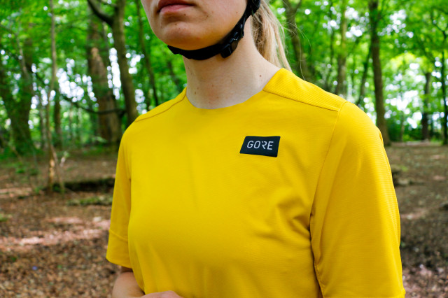 Gore women's trail KPR jersey SS-collar.jpg