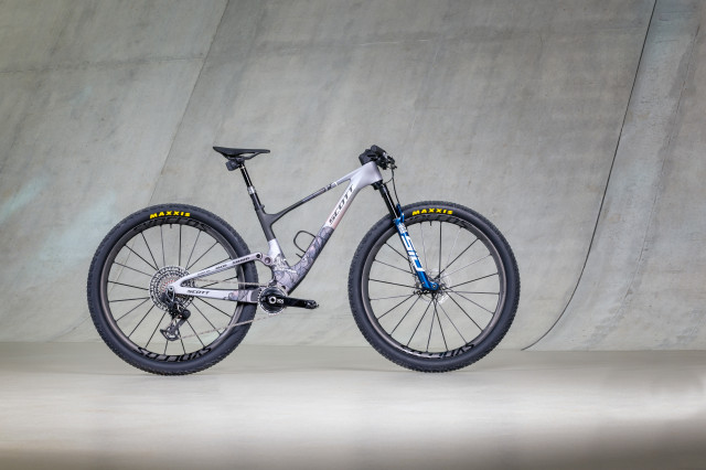 Kate Courtney's WBR X Worlds Spark RC00001.jpg