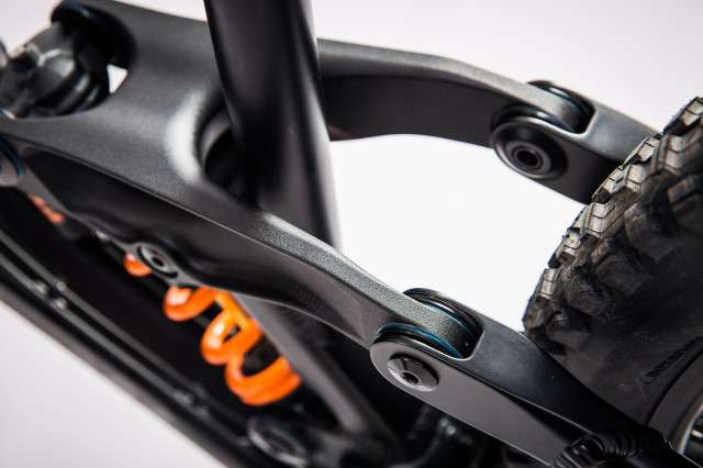 RAAW_MOUNTAIN_BIKES_MADONNA_STUDIO (9).jpg