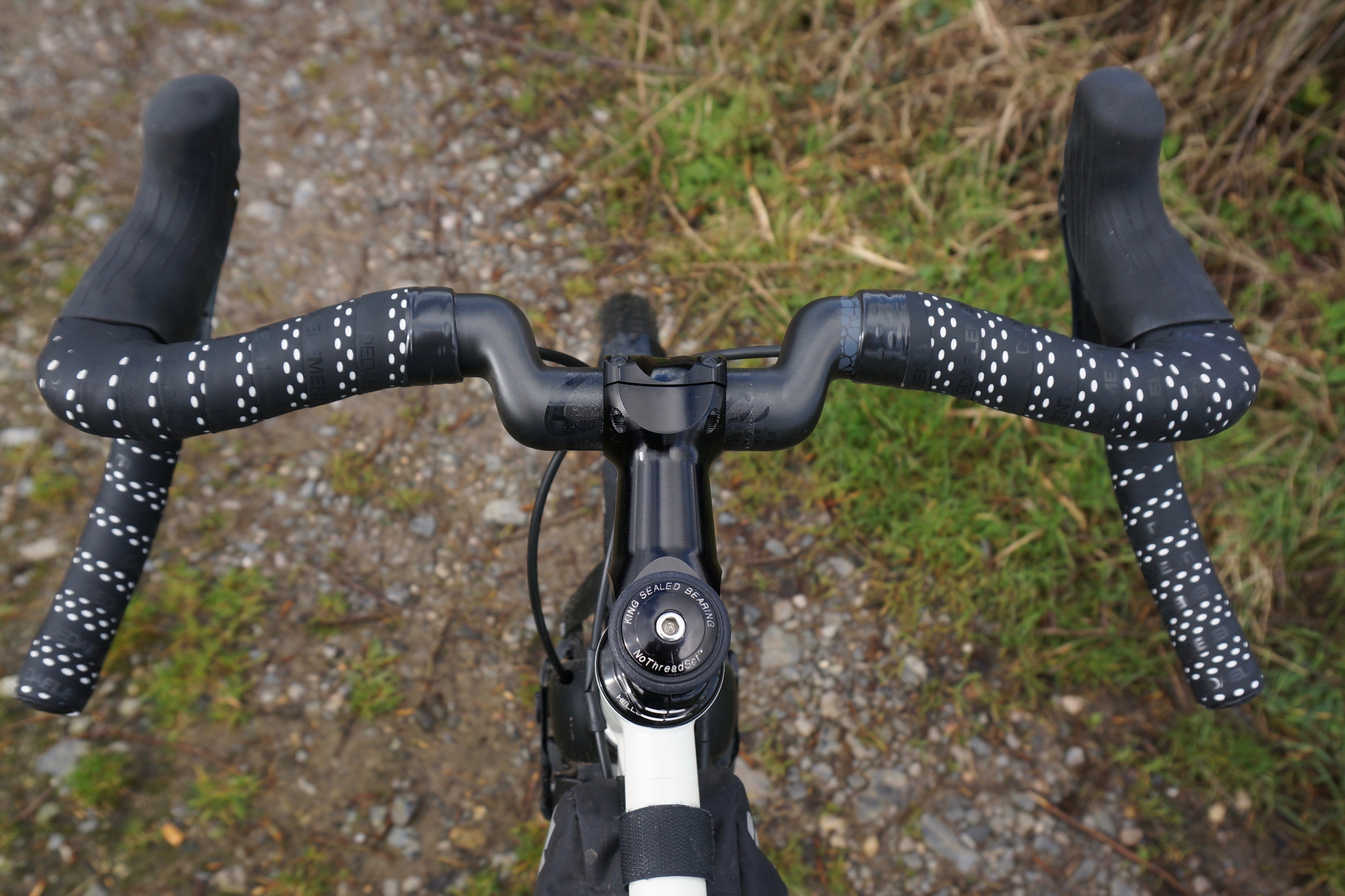 Manubrio In Allu Deda Elementi Gera RHM - 44cm, Nero, Attacco 31.8mm - Per Bici Da Strada