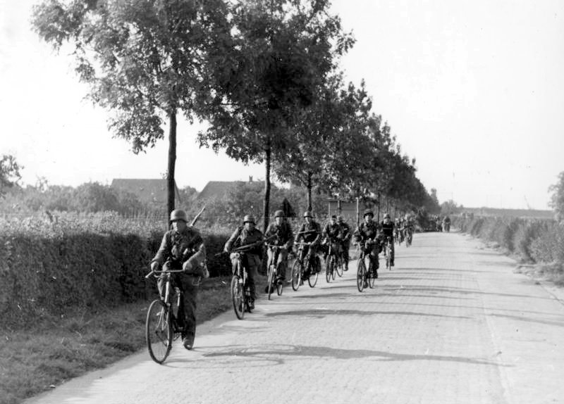 https://road.cc/wp-content/uploads/roadcc/Bundesarchiv_Bild_183-S73823,_Arnheim,_Radfahrschwadron_im_Anmarsch.jpg