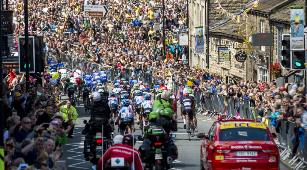 Yorkshire Grand Depart crowd (picture credit Welcome to Yorkshire, letouryorkshire com)
