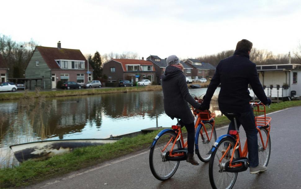 Couple cycling  (licenced under CC BY 2.0 on Flickr by European Cyclists' Federation)