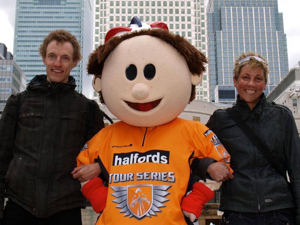 Kuota-road.cc's Jeroen Janssen and Team Manager Cherie Pridham with Tour Series mascot Toby