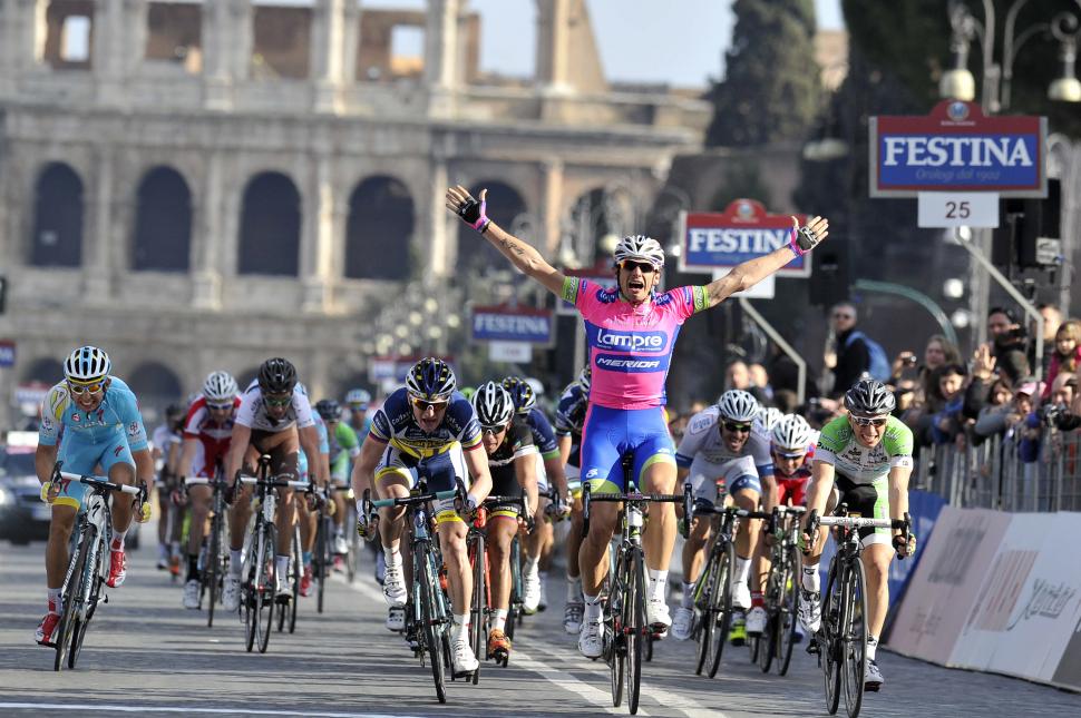 Pippo Pozzato 'wins' 2013 Roma Maxima (picture Gian Mattia d'Alberto, LaPresse, RCS Sport)