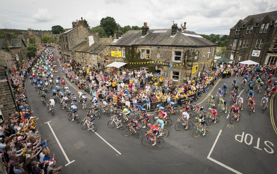 TdF 2014 Stage 2 crowds in Yorkshire - picture credit Welcome to Yorkshire, Le Tour Yorkshire com