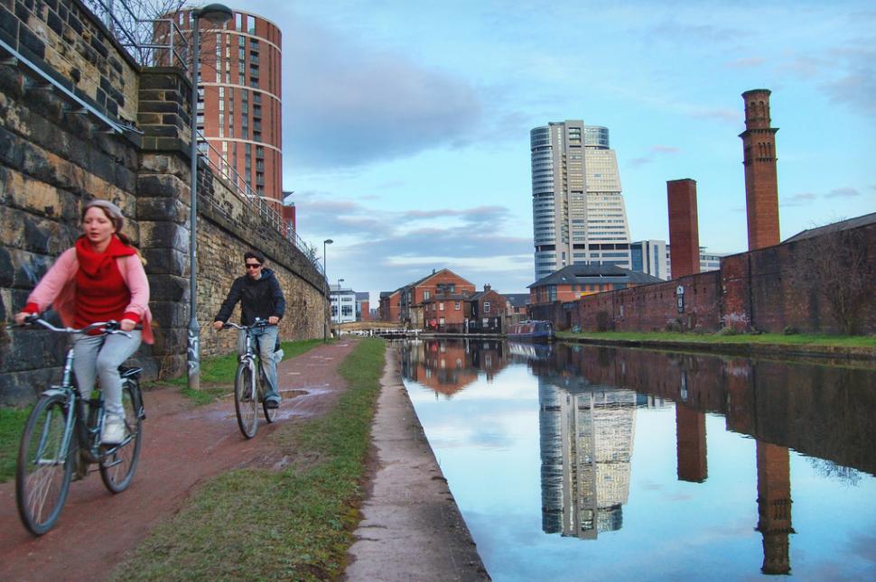 Towpath cyclists (CC BY-NC 2.0 Tom Blackwell:Flickr)